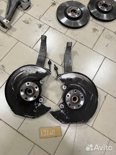 Кулак передний Volvo xc90 II 2