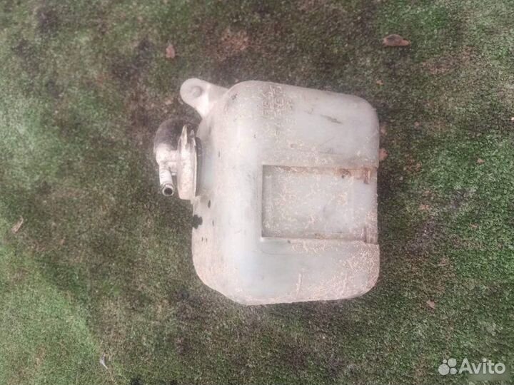 Бачок расширительный Mitsubishi Space Wagon 2 1992