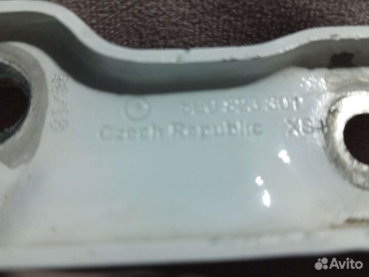 Петля капота левая Шкода Октавия А7 рест.2018 г.в