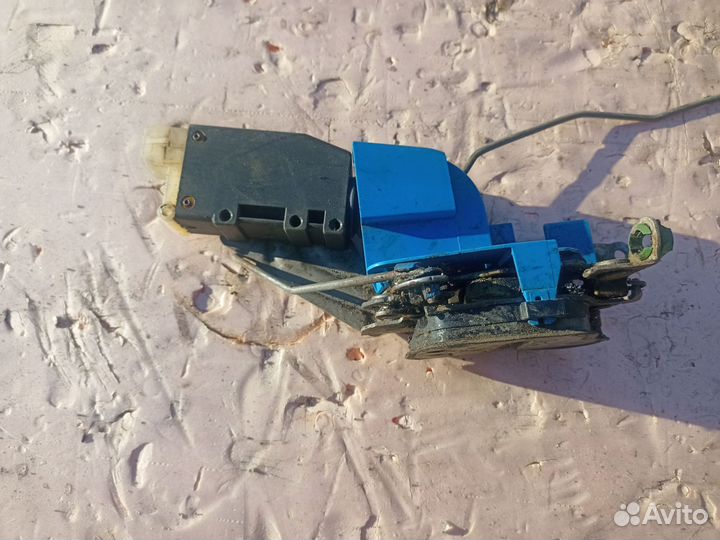 Замок двери передний левый Opel Omega B