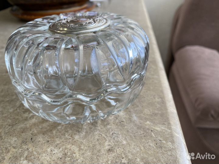 Хрустальная вазочка с крышкой