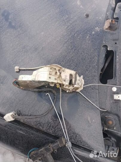 Замок передней двери Mazda Demio 1