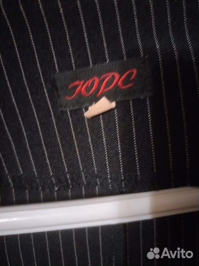 Женский деловой костюм с юбкой