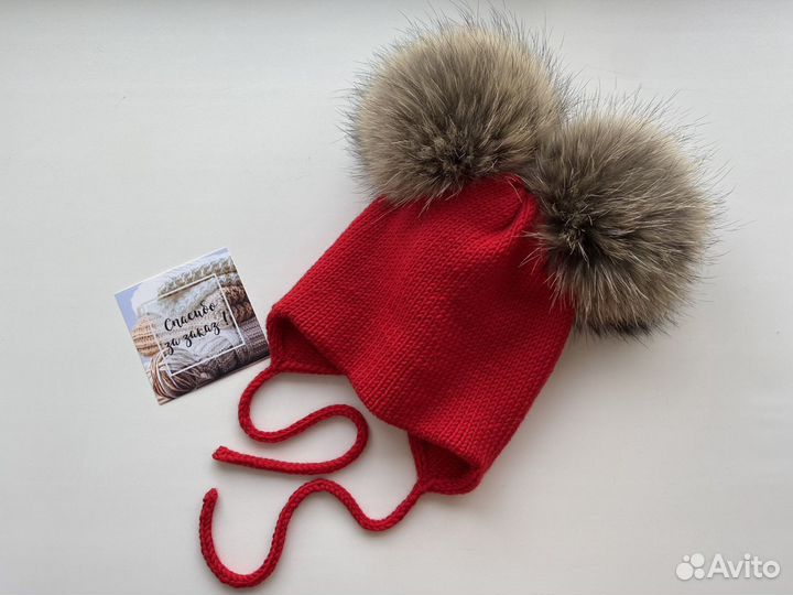 Шапка с помпонами енота зима