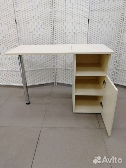 Маникюрный стол