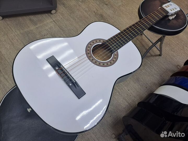 Гитара классическая белая