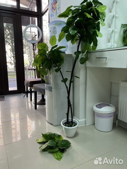 Искусственный цветок в горшке