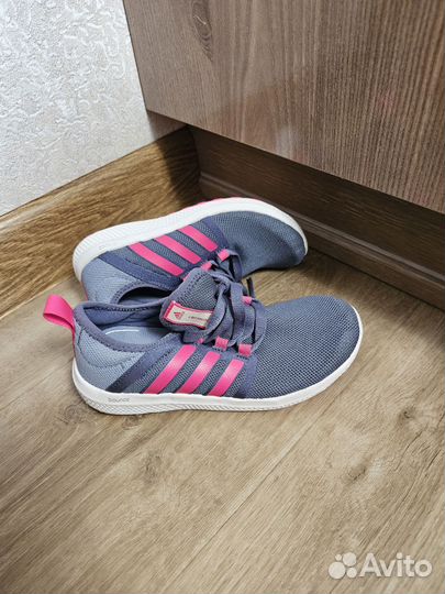 Кроссовки adidas. Новые. Р.33