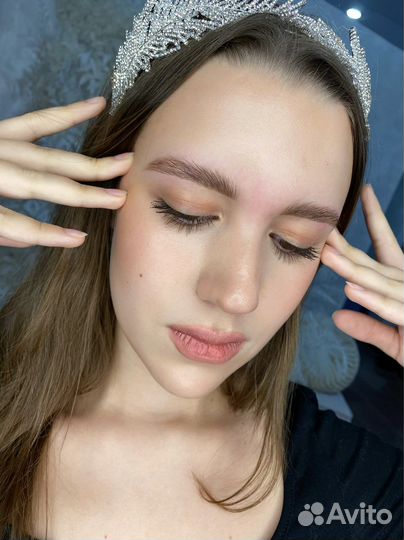 Модель на брови