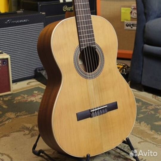 Классическая гитара Alhambra + аксессуары