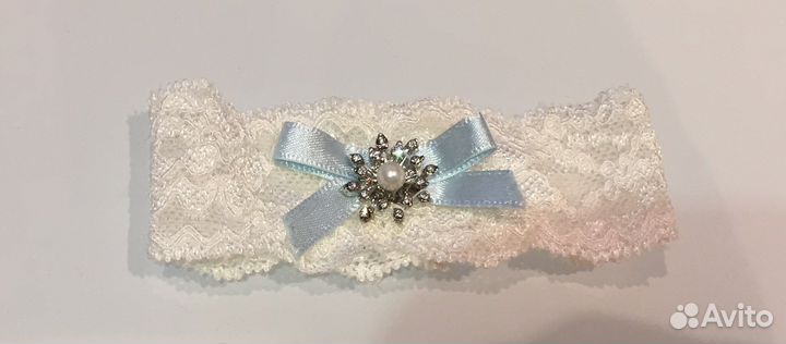 Подвязка невесты на щиколотку с брошью стразами