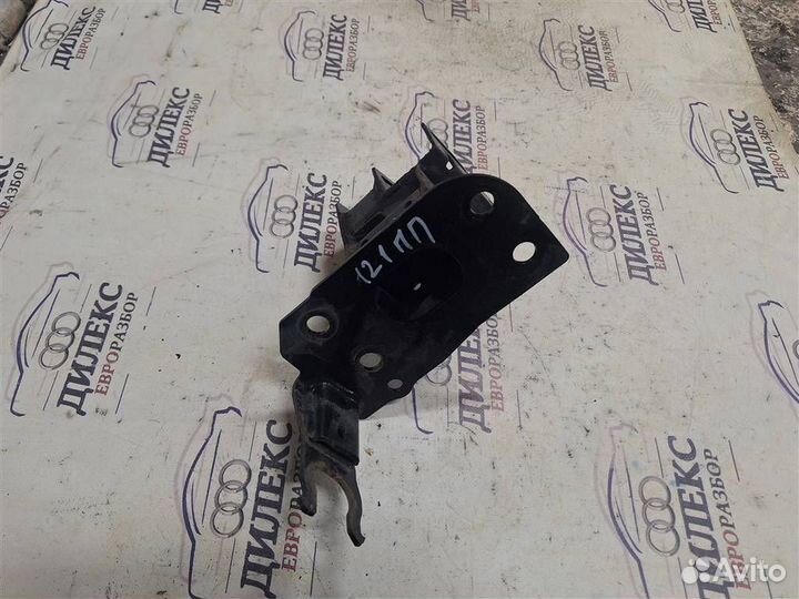 Кронштейн усилителя переднего бампера правый Audi