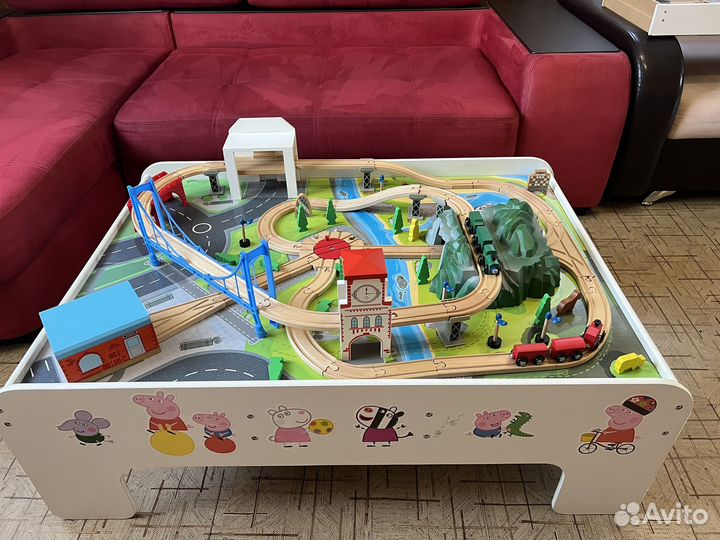 Стол с деревянной железной дорогой