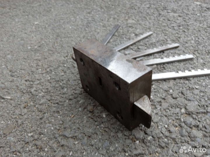 Замок гаражный реечный накладной