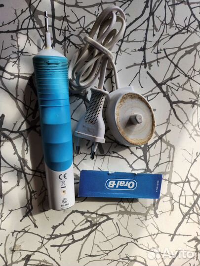 Электрическая зубная щетка oral-b с новой насадкой