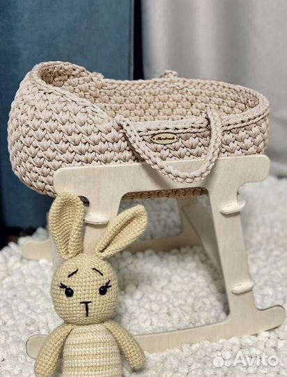 Люлька для куклы с подставкой вязаная