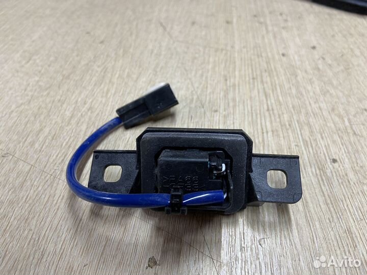 Кнопка открывания багажника Toyota Camry 75