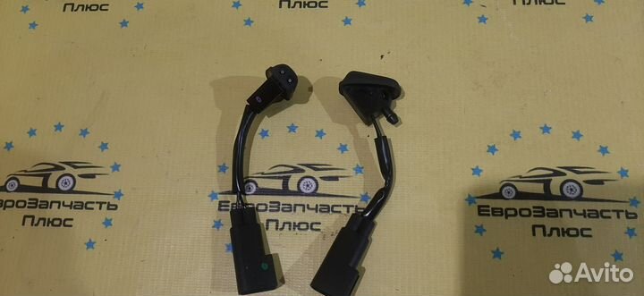 Форсунка омывателя стекла Ford Focus 2