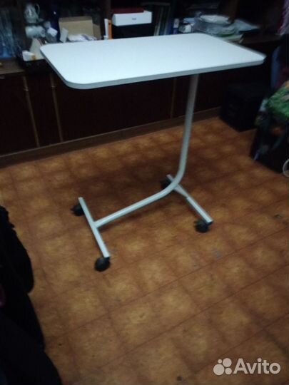 Столик прикроватный