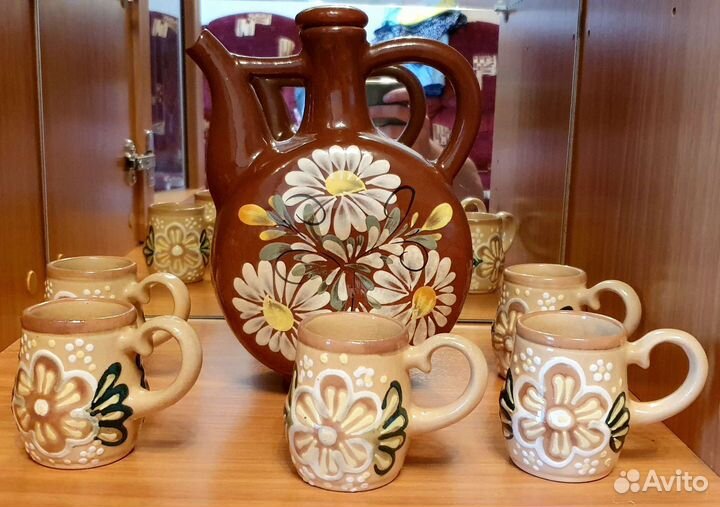 Глиняный кувшин и пять чашек