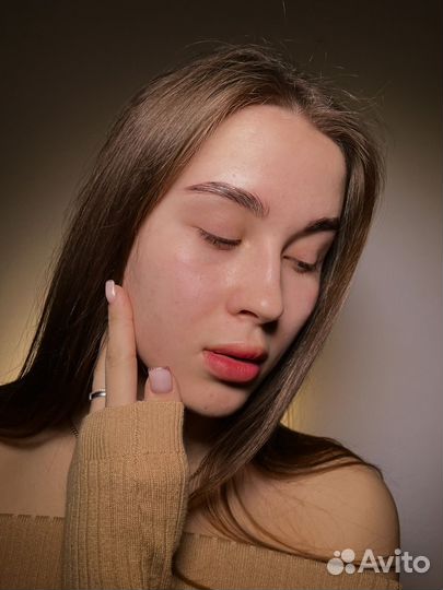 Модель на брови