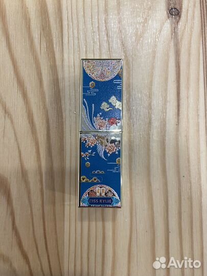 Помада kiss kylie