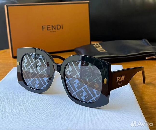 Солнцезащитные очки женские fendi