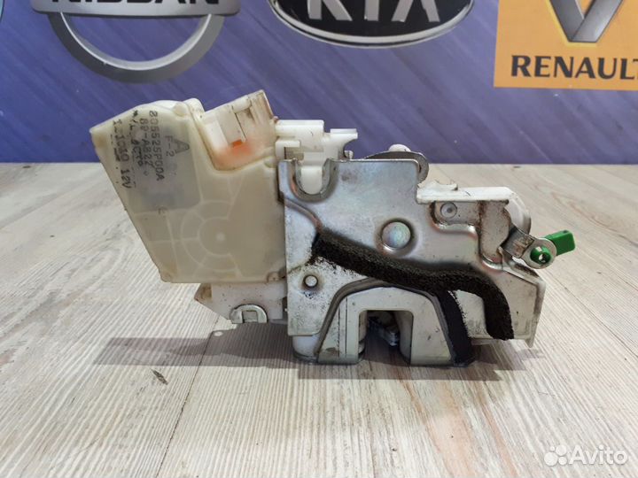 Замок перед двери Nissan NP300 Прав