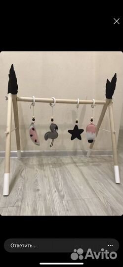 Развивающиц коврик со стойкой с игрушками из сосны