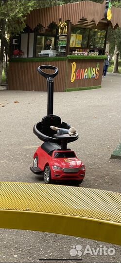 Детская машинка каталка с ручкой