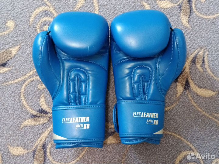 Боксерские перчатки 10 oz clinch