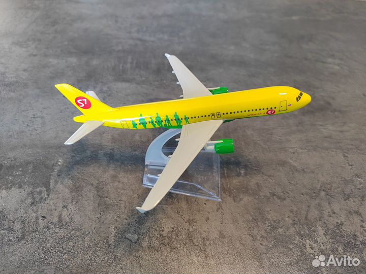 Модель самолета Airbus A320 авиакомпании S7
