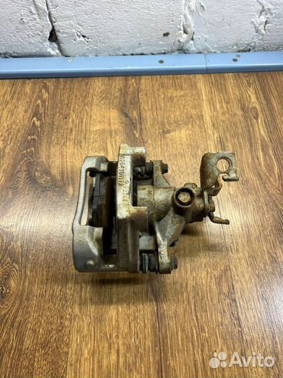 Суппорт тормозной задний левый Ford Mondeo III 2.0