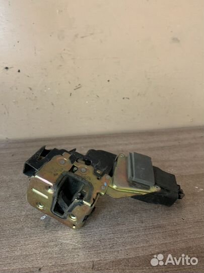 Замок передней левой двери Volvo S40