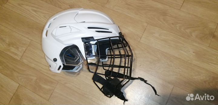 Хоккейный шлем