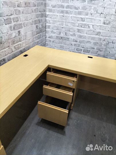 Стол руководителя с тумбами