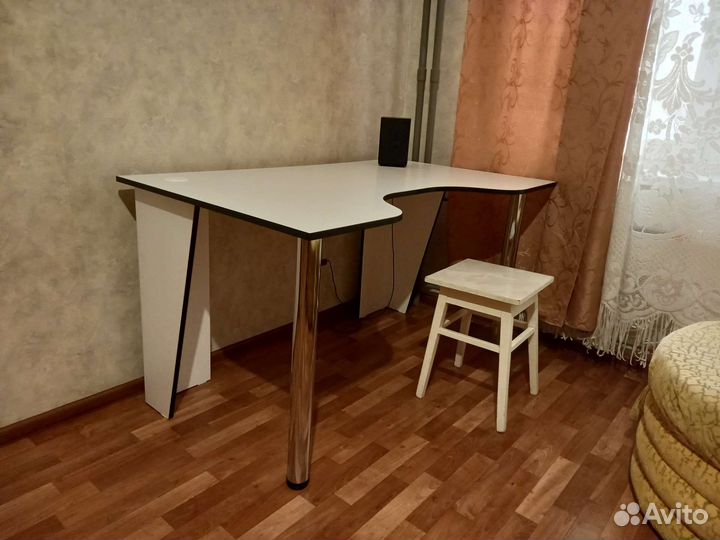 Компьютерный стол белый