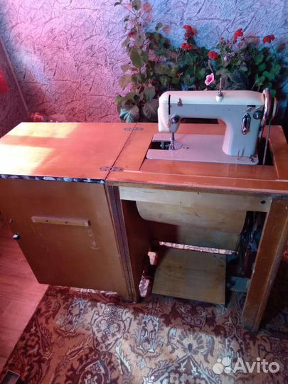 Швейная машина Чайка