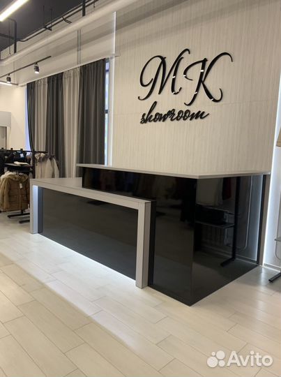 Торговое оборудование, витрины, ресепшн