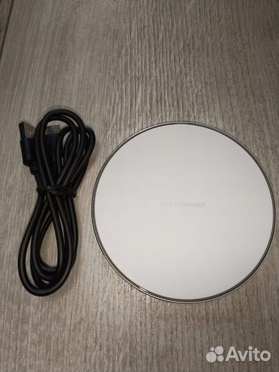 Компактная беспроводная зарядка для смартфона