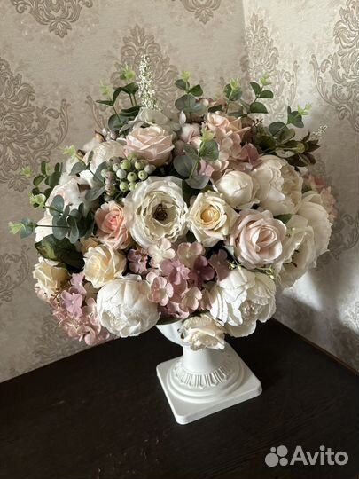 Букет из искусственных цветов в горшке