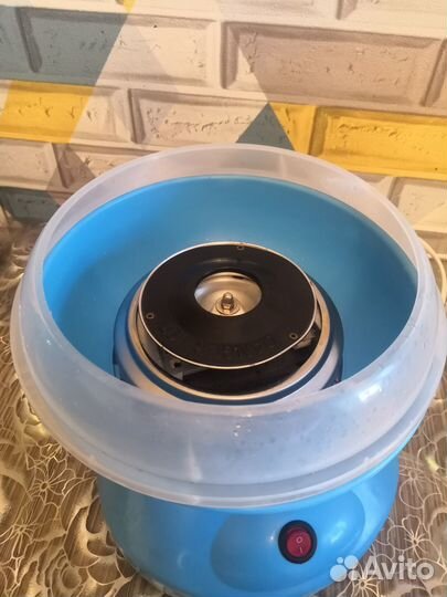 Маленький аппарат для сладкой ваты