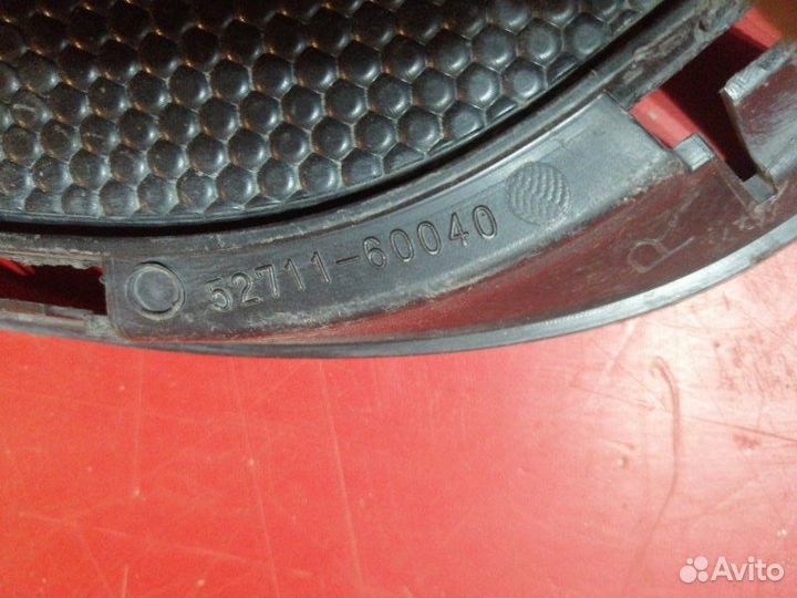 Заглушка бампера передняя правая Lexus Lx