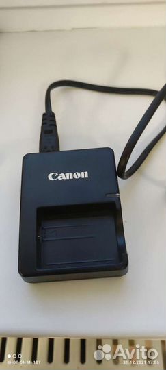 Зеркальный фотоаппарат canon 1000D