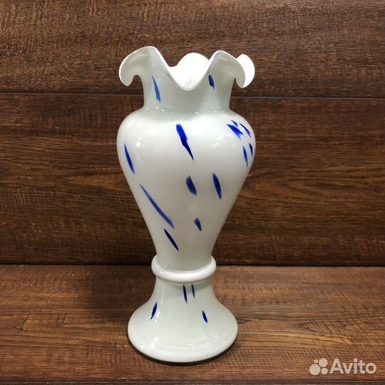 Ваза молочное стекло Красный май