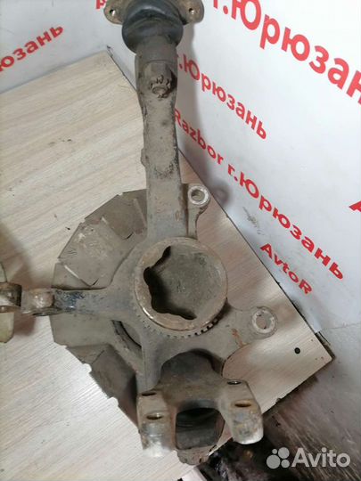 Поворотный кулак Nissan Vanette Mazda Bongo SK824W