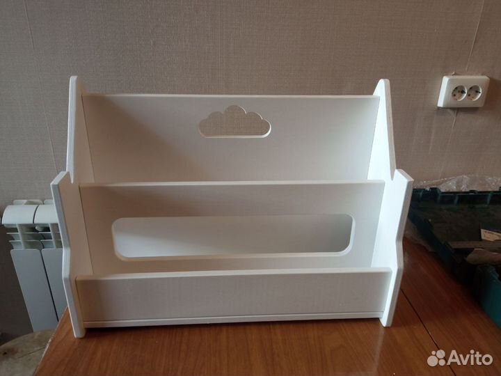 Детская книжная полка на колесиках домик