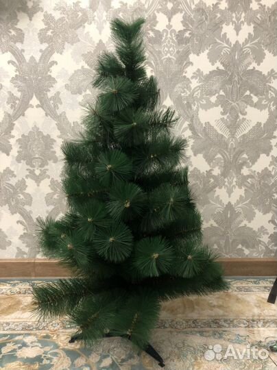 Елка искусственная. Игрушки в подарок