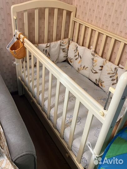 Детская кроватка с маятником