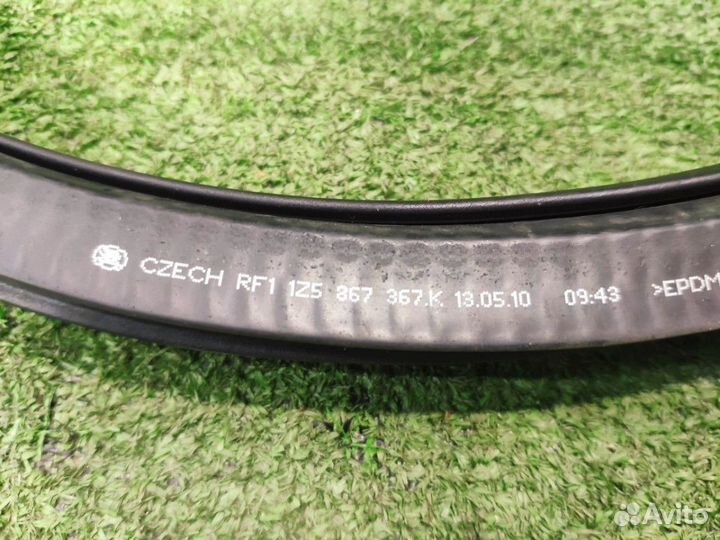 Уплотнительная резинка задней двери Octavia A5